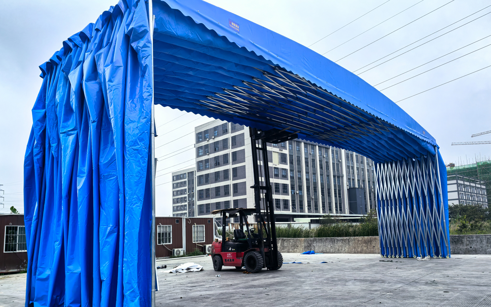 移動雨棚制作安裝施工方法詳解｜推拉雨棚防風(fēng)防腐、伸縮順暢實戰(zhàn)教程